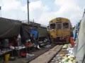 سوق شعبي  على سكة قطار # بالفيديو