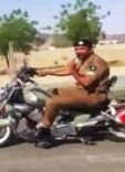 و ينسى مهمته العسكرية  .. ون ون ون الأتي نمبر ون..!!#( بالفيديو ) رجل الدفاع المدني يغني