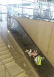 صورة لعامل يدفع معاقاً على السلم الكهربائي بمطار الرياض تثير استهجان المغردين