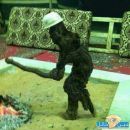 ( خشبة ارطاة ) تشبه شكل الانسان يمسك بيده عصاء وسط وجار النار # بالصوره .. مواطن حائلي يعثر على