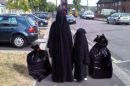وينشر صورة لإمراه وبنتها متنقبات بجوار كيس قمامة #بلجيكي يستفز المسلمين