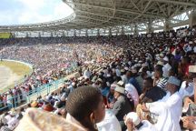 امتلاء مدرجات ملعب كرة في تنزانيا لحضور حفل مسابقة للقرآن الكريم