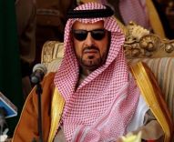 يستقبل المعزين والمبايعين لخادم الحرمين الملك سلمان وولي عهده