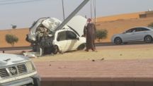 إصابة شخص بعد اصطدام سيارته بعمود إنارة بقناء