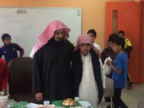 طلاب الصف السادس بمدرسة بلال بن رباح الابتدائية يقيمون حفل وداع لزميلهم بعد وفاة إمه وانتقاله لمدرسة اخرى