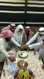 بعد ٣٥ عام عمل بالسعودية .. بشت وتورته وهدايا في وداع ” علي” البنقالي