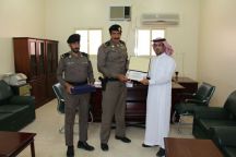 ﻿نيابة عن سعادة مدير شرطة منطقة حائل مدير مركز شرطة جبه المكلف يسلم شهادة شكر وتقدير لمنسوبي بلدية جبه