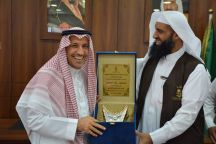 يشيد بمركزحائل وتعميم التجربة على مدن المملكة خلال استقبال اعضاء مركز حائل للعمل التطوعي