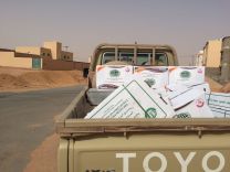 الجمعية الخيرية بعمائر بن صنعاء تصرف سلة غذائية رمضانيه على جميع المستفيدين