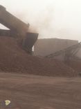 سيارة بلدية جنوب حائل ترمي المخلفات بحي الوادي