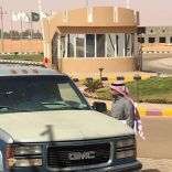 الشبرمي … رئيس بلدية مدينة تربة يخدم معاق بسيارته
