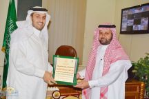 مركز الأمير سلطان الإجتماعي يكرم المدرب العثيم ومساعدة المدرب