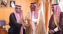 أمير حائل يُكرّم عميد كلية الصيدلة ثامر الشمري..