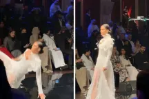 فيديو يوثّق لحظة سقوط عارضة أزياء خلال عرض فساتين بجدة.. ومزاعم بأن الحادثة “مقصودة”