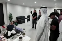 بالصور: وزير الداخلية الكويتي يشرف على ضبط متهم بتصنيع وترويج مادة الشبو وبحوزته أسلحة نارية