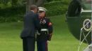 طائرته الرئاسية ويخرج للاعتذار لجندي تجاهله# بالفيديو:أوباما يؤخر إقلاع
