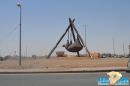 ( بالصـور ) مجسم دوار القربة بحائل قـد تم وضعـة وحيدا قبل عام وهو بحاجة عاجلة إلى تزيينه بالمسطحات الخـضـراء والأنوار الضوئية #بـعـد عام من نـقـل المجسم إلى الدوار الجديد