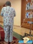 بصحبة الأجهزة الطبية بالمستشفى#طفل مريض يصلي «التراويح»