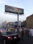 من أعلى لوحة إعلانية ( فيديو __ صــور ) #مواطن يحاول الانتحار