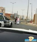 لمساعدة مسن في عبور الطريق (  صـور  )#رجل أمن يوقف دوريته