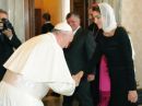 البروتوكول وينحني للملكة رانيا (صورة) #بابا الفاتيكان يكسر