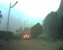 تحت صخرة ضخمة (فيديو )#نجاة سائق من السحق