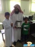 طالبان يقدمان هدية لمدير مدرسة بلال بن رباح الإبتدائية #سبقته الدموع والتبريكات