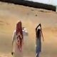 رجال الشرطة بالعصى عند القبض عليها#بالفيديو : خادمة إثيوبية تقاوم