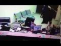 ويسلبن 11 ألف ريال دون مقاومة منه#بالفيديو :نساء يسْحرن موظف سفريات