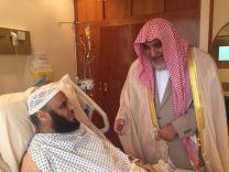 بالصور: وزير الشؤون الإسلامية يزور الشيخ عائض القرني