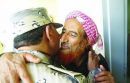 مخالف لرجل أمن امتناناً لحسن المعاملة والرعاية#بالصورة : وداع حار من