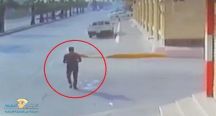 سيارة مسرعة تصدم شاب من الخلف وتقذفه على مركبة أخرى