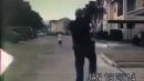 ليلعب الكرة مع (وغد ) بالشارع#بالفيديو: شرطي يترك الدورية