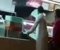 بين مهايطي وعمال مطعم بسبب “;فطيرة”; #بالفيديو / مشاجرة بـ”;الصحون”;
