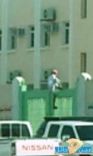 عدسة “; عين حائل الاخبارية “; ترصد هروب طلاب أحد المدارس شمال حائل من فوق السور# في مشهد يتكرر يوميا