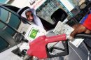 سعودية يرفض العملة القطرية#فيديو: عامل محطة بنزين