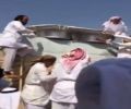 من فوق جدار المنزل بسبب حجمه#بالفيديو / إدخال صحن “وليمة”