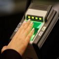 العقوبات تصل إلى السجن والترحيل.. “الجوازات” محذرة المقيمين: وثقوا بصمات مرافقكيم