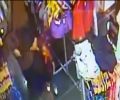 من يد طفلة بمحل تجاري#بالفيديو / سيدة تسرق  أساور