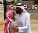 السيارة للتحدث مع أحد المسنين ويعد بإنجاز معاملته#بالفيديو : وزير التجارة يترجل من