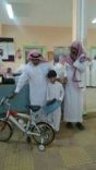 الاستاذ / طلال بن عبدالله العبيد يكرم طلابه بدراجات هوائية بمدرسة الشنان الابتدائية# في بادره هي الأولى من نوعها بالمنطقة