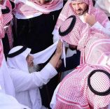 يمسح دموع عبدالعزيز بن فهد خلال تشييع جثمان الملك عبدالله
