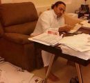 منهمكاً في إنهاء معاملات المواطنين من منزله#بالصورة:أمير الرياض