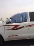 سيارة تغطى بقميص مريض أمام وكالة تويوتا بمدينه حائل