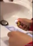 صبيٌ مستهتر يحرق 500 ريال