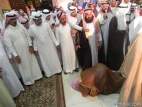 يَسجُدُ شُكراً لله بعد أن فَقد أسرته في حَادثة سير..لقطة مؤثرة