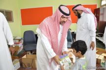 يتفقدون انطلاق سير الدراسة بمدارس حائل ويوزعون الكتب على الطلاب
