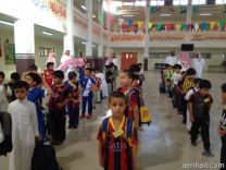 يقدم عدد من الهدايا للطلاب المستجدين بمدرسة بلال بن رباح الإبتدائية .