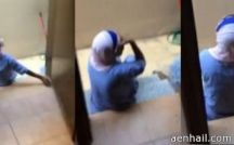 على خادمتها الإثيوبية وهي تمارس طقوس مريبة
