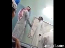 بـ “السوط” على يديه وظهره داخل الفصل